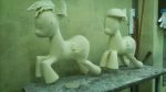 Dwa latające koniki Pony z pianki poliuretanowej.